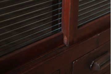 アンティーク家具　和製アンティーク　モールガラス引き戸の脚付きサイドボード(収納棚)(2)