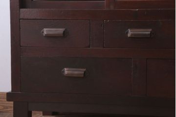 アンティーク家具　和製アンティーク　モールガラス引き戸の脚付きサイドボード(収納棚)(2)