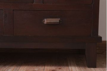 アンティーク家具　和製アンティーク　モールガラス引き戸の脚付きサイドボード(収納棚)(2)