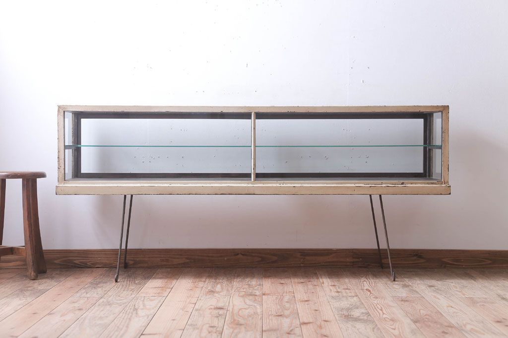 レトロ家具　和製アンティーク　鉄脚付き!レトロなオリジナルペイントの横長ガラスケース(ショーケース)