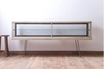 レトロ家具　和製アンティーク　鉄脚付き!レトロなオリジナルペイントの横長ガラスケース(ショーケース)