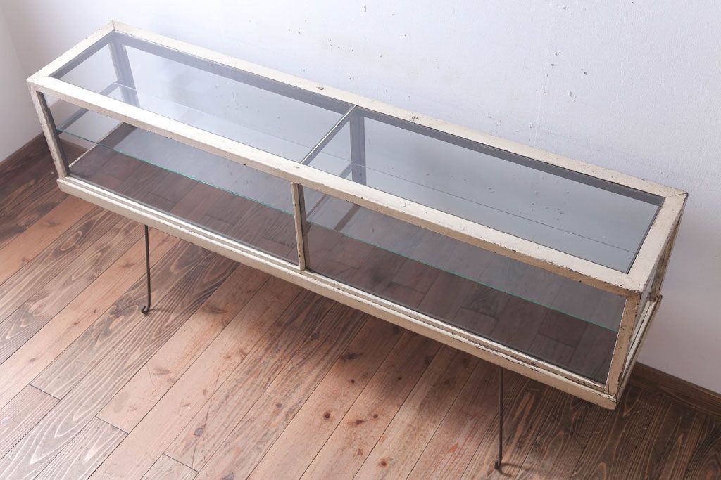 レトロ家具　和製アンティーク　鉄脚付き!レトロなオリジナルペイントの横長ガラスケース(ショーケース)