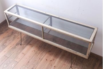 レトロ家具　和製アンティーク　鉄脚付き!レトロなオリジナルペイントの横長ガラスケース(ショーケース)
