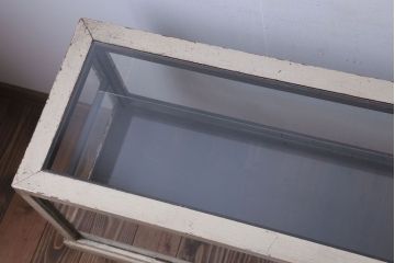 レトロ家具　和製アンティーク　鉄脚付き!レトロなオリジナルペイントの横長ガラスケース(ショーケース)