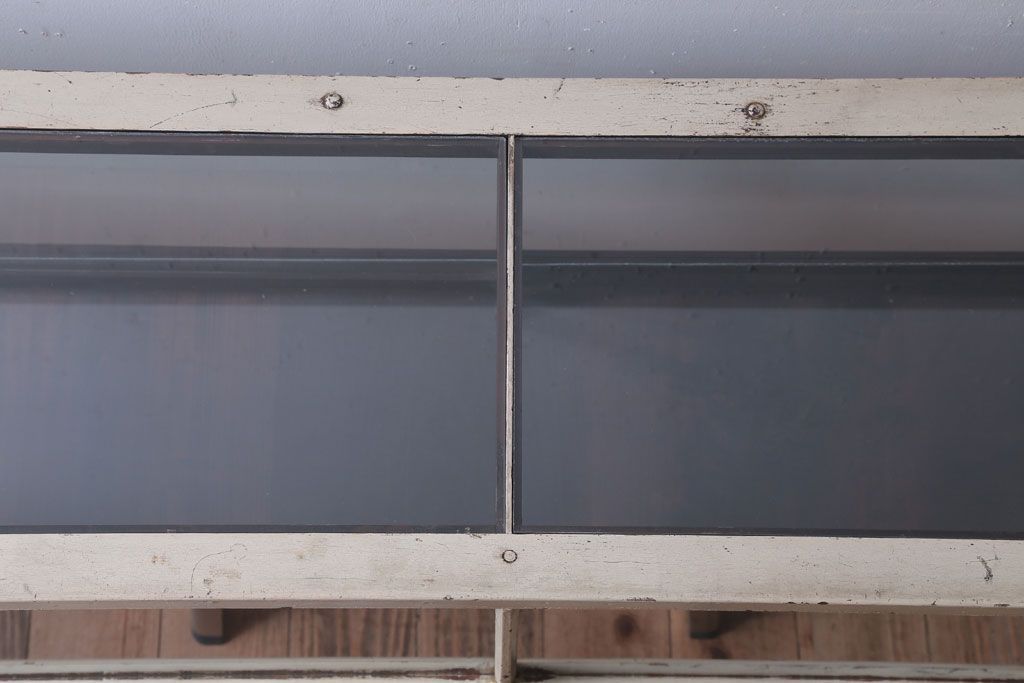 レトロ家具　和製アンティーク　鉄脚付き!レトロなオリジナルペイントの横長ガラスケース(ショーケース)