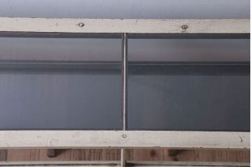 レトロ家具　和製アンティーク　鉄脚付き!レトロなオリジナルペイントの横長ガラスケース(ショーケース)