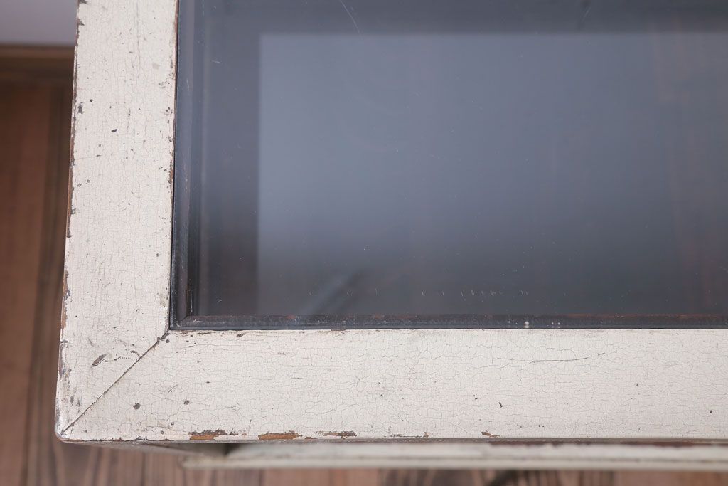 レトロ家具　和製アンティーク　鉄脚付き!レトロなオリジナルペイントの横長ガラスケース(ショーケース)