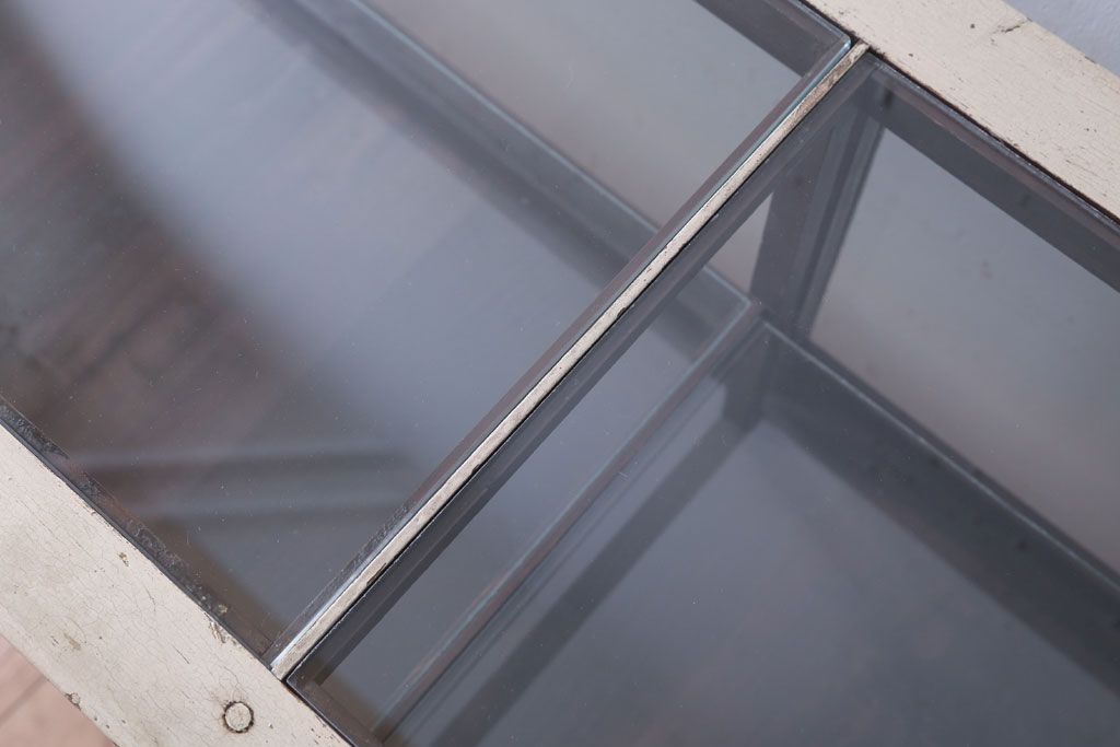 レトロ家具　和製アンティーク　鉄脚付き!レトロなオリジナルペイントの横長ガラスケース(ショーケース)