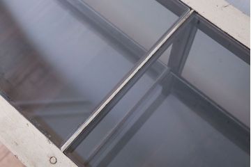 レトロ家具　和製アンティーク　鉄脚付き!レトロなオリジナルペイントの横長ガラスケース(ショーケース)