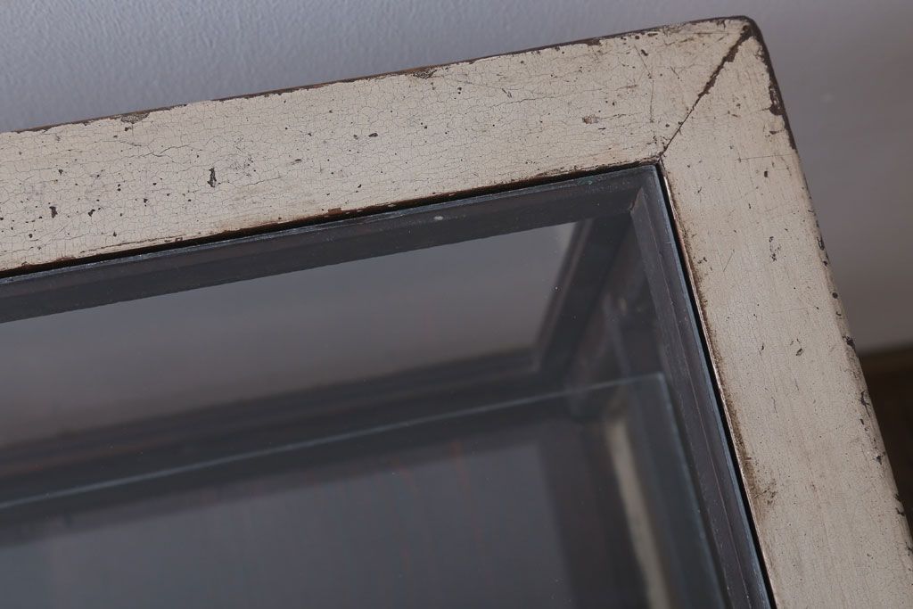 レトロ家具　和製アンティーク　鉄脚付き!レトロなオリジナルペイントの横長ガラスケース(ショーケース)