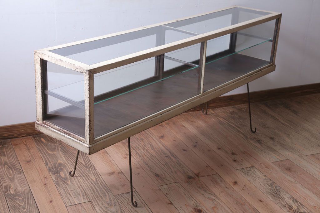 レトロ家具　和製アンティーク　鉄脚付き!レトロなオリジナルペイントの横長ガラスケース(ショーケース)