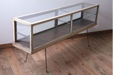 レトロ家具　和製アンティーク　鉄脚付き!レトロなオリジナルペイントの横長ガラスケース(ショーケース)