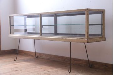 レトロ家具　和製アンティーク　鉄脚付き!レトロなオリジナルペイントの横長ガラスケース(ショーケース)