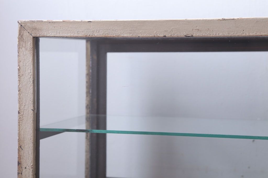 レトロ家具　和製アンティーク　鉄脚付き!レトロなオリジナルペイントの横長ガラスケース(ショーケース)