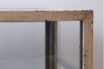 レトロ家具　和製アンティーク　鉄脚付き!レトロなオリジナルペイントの横長ガラスケース(ショーケース)