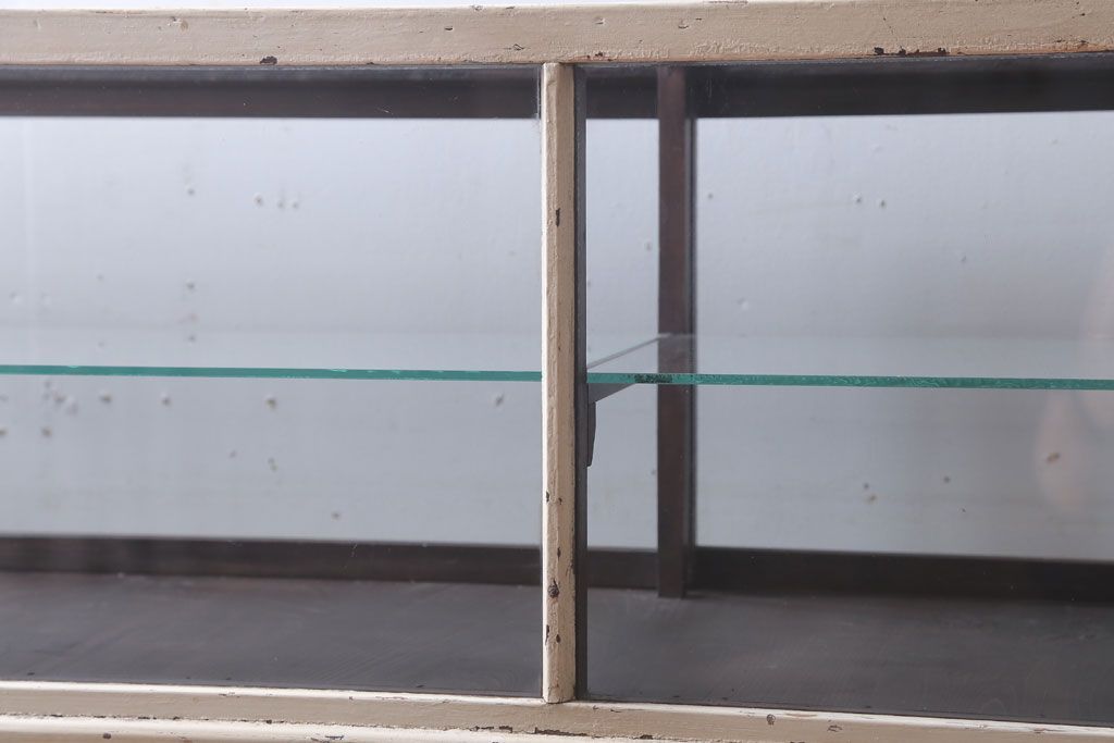 レトロ家具　和製アンティーク　鉄脚付き!レトロなオリジナルペイントの横長ガラスケース(ショーケース)