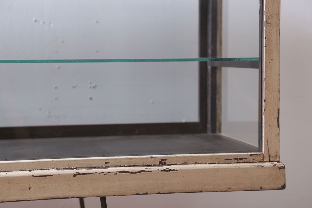 レトロ家具　和製アンティーク　鉄脚付き!レトロなオリジナルペイントの横長ガラスケース(ショーケース)