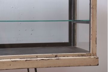 レトロ家具　和製アンティーク　鉄脚付き!レトロなオリジナルペイントの横長ガラスケース(ショーケース)
