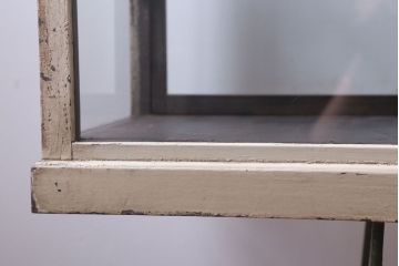 レトロ家具　和製アンティーク　鉄脚付き!レトロなオリジナルペイントの横長ガラスケース(ショーケース)