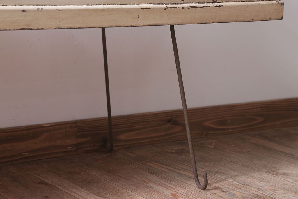 レトロ家具　和製アンティーク　鉄脚付き!レトロなオリジナルペイントの横長ガラスケース(ショーケース)