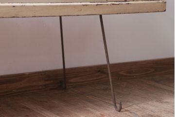 レトロ家具　和製アンティーク　鉄脚付き!レトロなオリジナルペイントの横長ガラスケース(ショーケース)