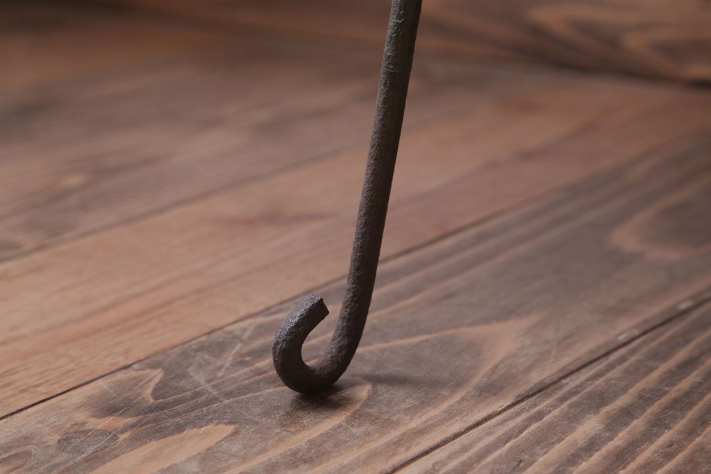 レトロ家具　和製アンティーク　鉄脚付き!レトロなオリジナルペイントの横長ガラスケース(ショーケース)