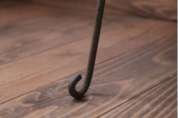 レトロ家具　和製アンティーク　鉄脚付き!レトロなオリジナルペイントの横長ガラスケース(ショーケース)