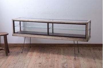 レトロ家具　和製アンティーク　鉄脚付き!レトロなオリジナルペイントの横長ガラスケース(ショーケース)