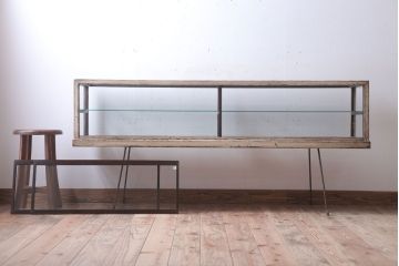 レトロ家具　和製アンティーク　鉄脚付き!レトロなオリジナルペイントの横長ガラスケース(ショーケース)