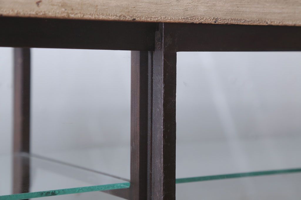 レトロ家具　和製アンティーク　鉄脚付き!レトロなオリジナルペイントの横長ガラスケース(ショーケース)
