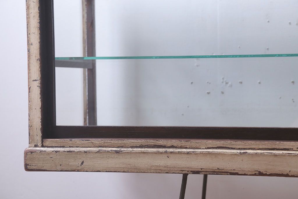 レトロ家具　和製アンティーク　鉄脚付き!レトロなオリジナルペイントの横長ガラスケース(ショーケース)