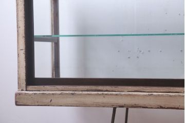 レトロ家具　和製アンティーク　鉄脚付き!レトロなオリジナルペイントの横長ガラスケース(ショーケース)