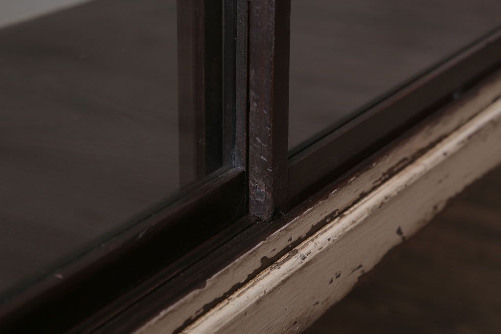 レトロ家具　和製アンティーク　鉄脚付き!レトロなオリジナルペイントの横長ガラスケース(ショーケース)