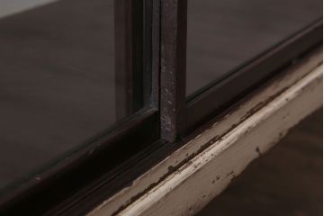 レトロ家具　和製アンティーク　鉄脚付き!レトロなオリジナルペイントの横長ガラスケース(ショーケース)