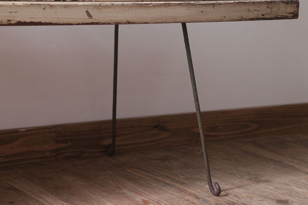 レトロ家具　和製アンティーク　鉄脚付き!レトロなオリジナルペイントの横長ガラスケース(ショーケース)