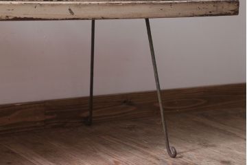 レトロ家具　和製アンティーク　鉄脚付き!レトロなオリジナルペイントの横長ガラスケース(ショーケース)