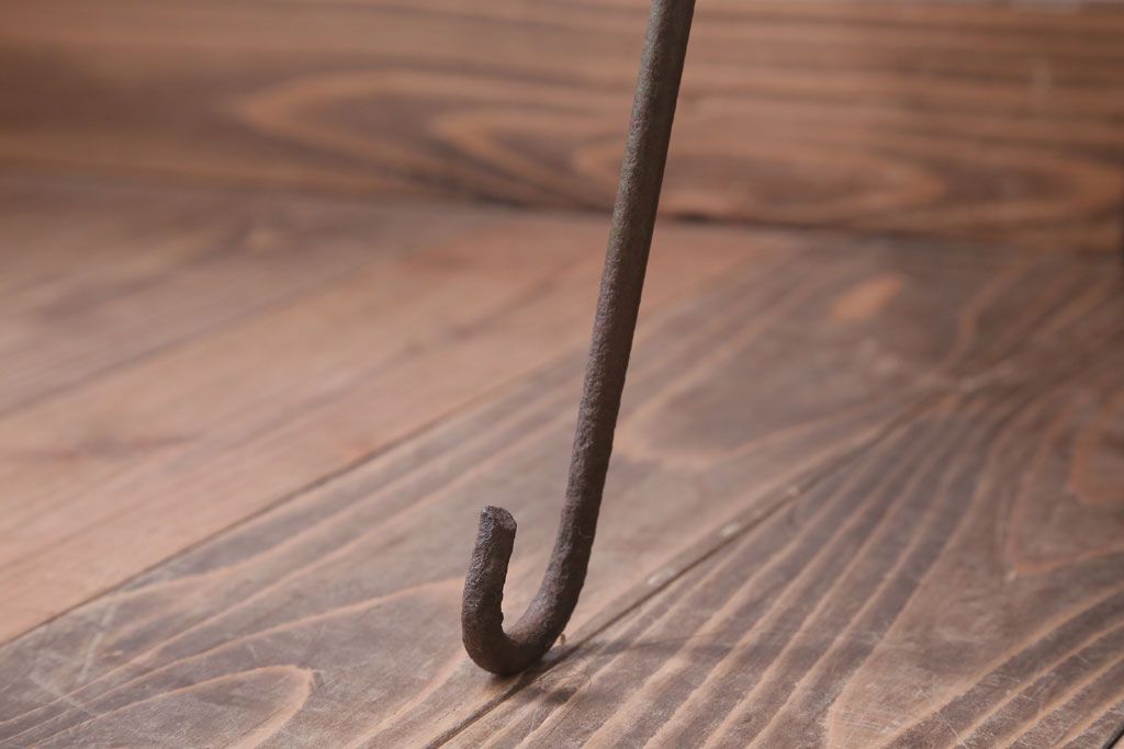 レトロ家具　和製アンティーク　鉄脚付き!レトロなオリジナルペイントの横長ガラスケース(ショーケース)