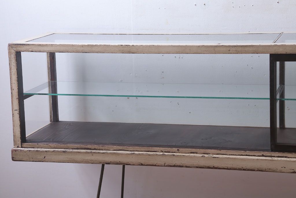 レトロ家具　和製アンティーク　鉄脚付き!レトロなオリジナルペイントの横長ガラスケース(ショーケース)