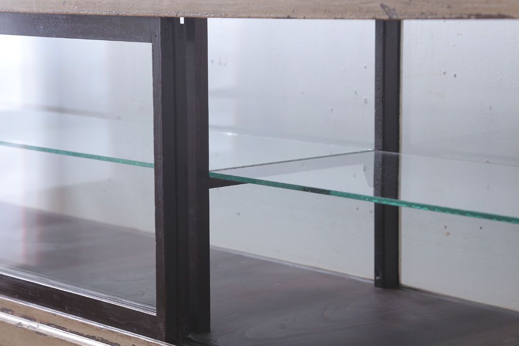 レトロ家具　和製アンティーク　鉄脚付き!レトロなオリジナルペイントの横長ガラスケース(ショーケース)