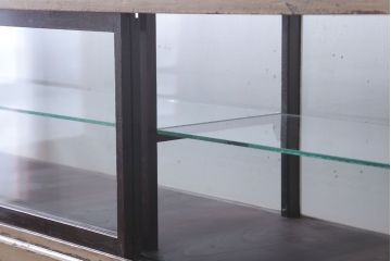 レトロ家具　和製アンティーク　鉄脚付き!レトロなオリジナルペイントの横長ガラスケース(ショーケース)