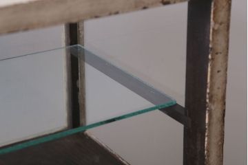 レトロ家具　和製アンティーク　鉄脚付き!レトロなオリジナルペイントの横長ガラスケース(ショーケース)