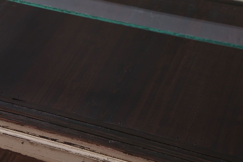 レトロ家具　和製アンティーク　鉄脚付き!レトロなオリジナルペイントの横長ガラスケース(ショーケース)