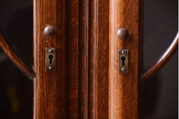 アンティーク家具　イギリスアンティーク　オーク材!ブルボーズレッグのブックケース(キャビネット・本箱・収納棚)