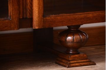 アンティーク家具　イギリスアンティーク　オーク材!ブルボーズレッグのブックケース(キャビネット・本箱・収納棚)