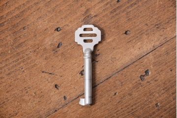アンティーク家具　イギリスアンティーク　オーク材!ブルボーズレッグのブックケース(キャビネット・本箱・収納棚)