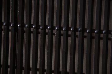 古民具・骨董 裏障子付き!腰板欅材の変わり型レトロガラス帯格子戸