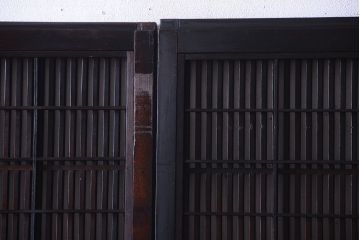 古民具・骨董 裏障子付き!腰板欅材の変わり型レトロガラス帯格子戸