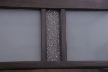 和製アンティーク　すり・ダイヤガラス入り!古い木のモダンなガラス引き戸