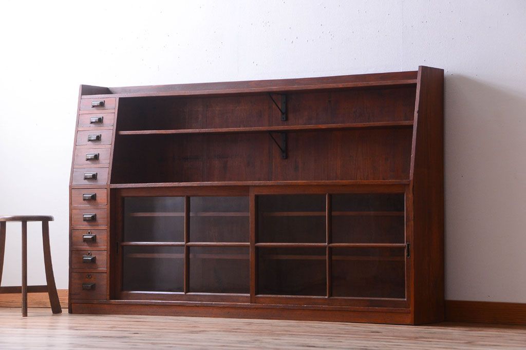 アンティーク家具　和製アンティーク　台形!古い木の珍しい横長収納棚(本棚・戸棚)