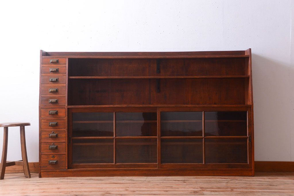 アンティーク家具　和製アンティーク　台形!古い木の珍しい横長収納棚(本棚・戸棚)